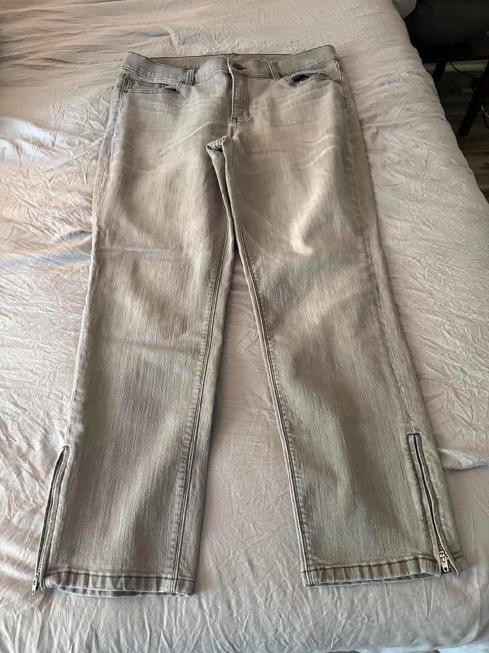 New York & Company Light Gray Ankle Zip Cropped Jeans